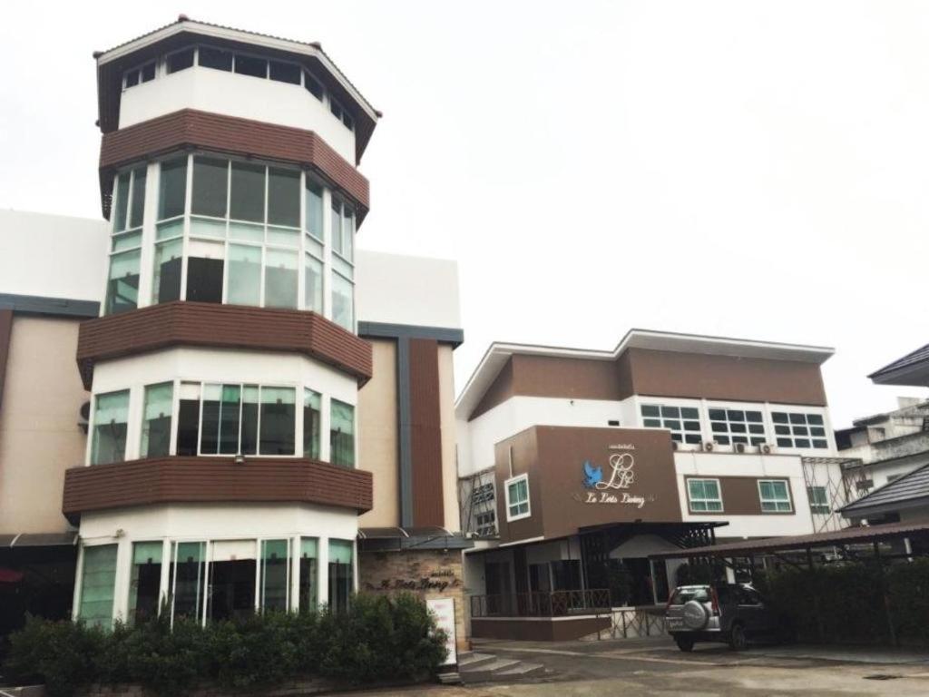 Hotel Le Lerts Living Khon Kaen Bagian luar foto